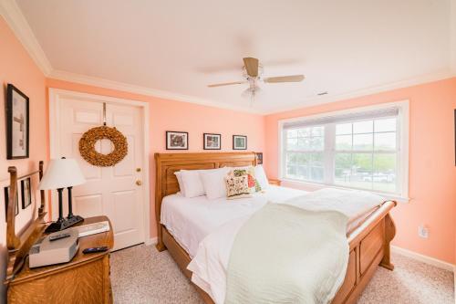 a bedroom with a bed and a window at New Kid in Town - King Bed & Sofa Bed - Sleeps 2-4 in Lynchburg
