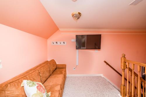 a living room with a couch and a flat screen tv at New Kid in Town - King Bed & Sofa Bed - Sleeps 2-4 in Lynchburg