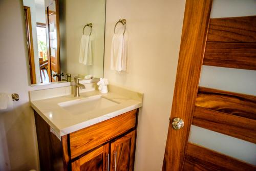 a bathroom with a sink and a mirror at Sanpanchobungalows in San Francisco