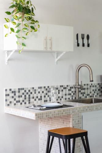 a kitchen counter with a sink and a stool at Estudio Ideal con todo lo necesatio in La Paz