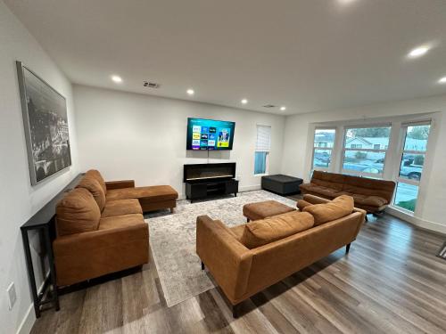 a living room with couches and a flat screen tv at Modern LA Vacation House World Cup in Los Angeles