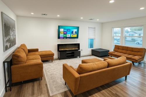 a living room with two couches and a flat screen tv at Modern LA Vacation House World Cup in Los Angeles