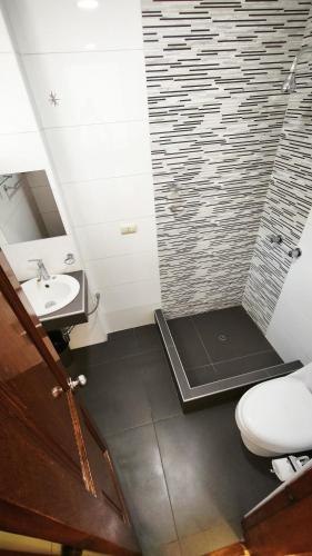 a bathroom with a toilet and a sink at Casa completa, 5 dormitorios y jardín in Ayacucho