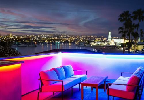 taras z dwoma krzesłami i stołem z widokiem w obiekcie Luxury Ocean-View Rooftop | Steps to Beach | A/C w mieście Newport Beach