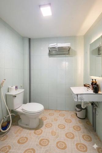 a bathroom with a toilet and a sink at Lion Homestay Huế in Thôn Lại Thê