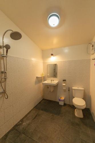 a bathroom with a toilet and a sink at Blue Heaven Resort Koh Tao in Ko Tao