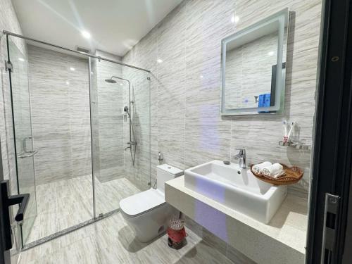 a bathroom with a toilet and a sink and a shower at Tứ Thiên Homestay in Ấp Phú Tịnh (2)