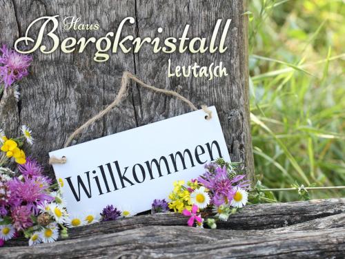 Sijil, anugerah, tanda atau dokumen lain yang dipamerkan di Haus Bergkristall