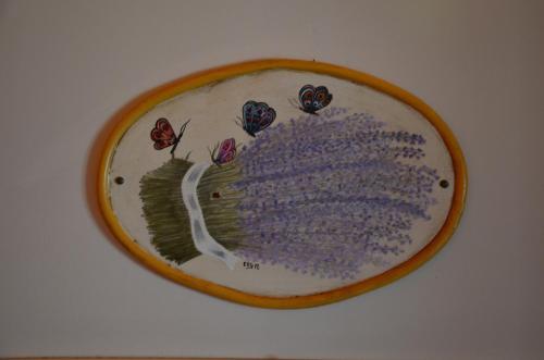 a plate with butterflies on it on a wall at Agriturismo Al Podere Di Rosa in Sant' Alessio