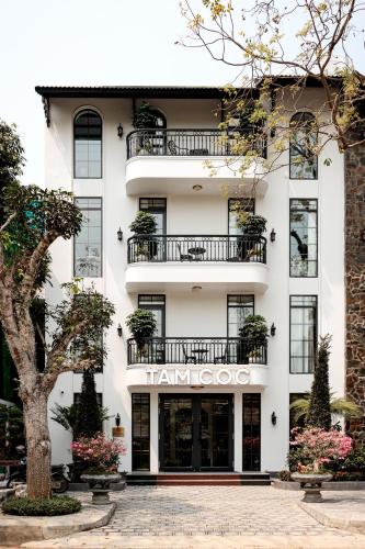 a white building with a sign that reads tamroc at Tam Coc Diamond Premium Hotel & Spa in Vũ Lâm