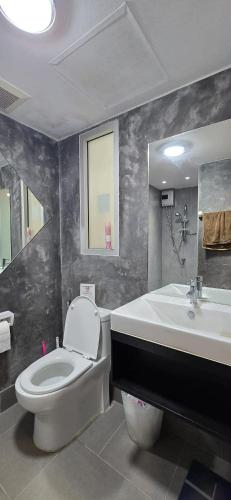 a bathroom with a toilet and a tub and a sink at Cozy 1-Bedroom Apartment Near Fisherman's Village in Nathon Bay