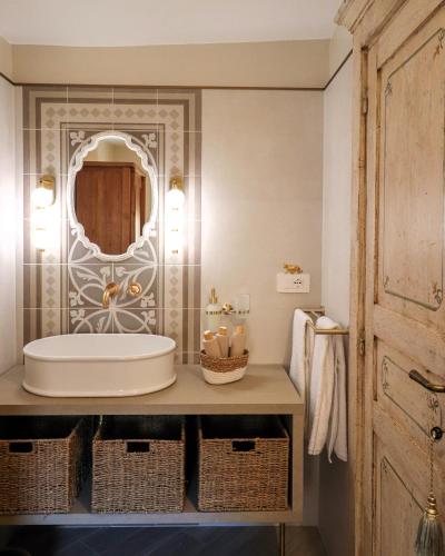 a bathroom with a tub and a mirror at Colosseo Garden Lodge in Rome
