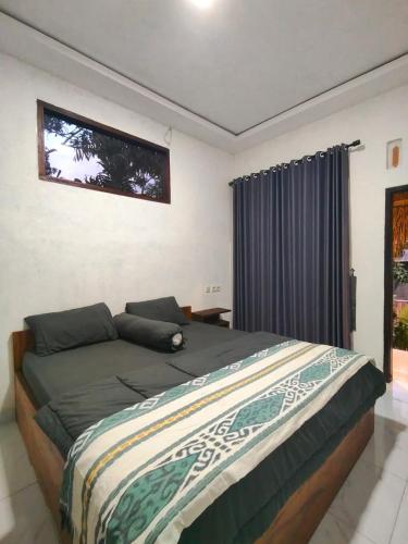 a bedroom with a large bed with a window at Billi Family in Aik Berik