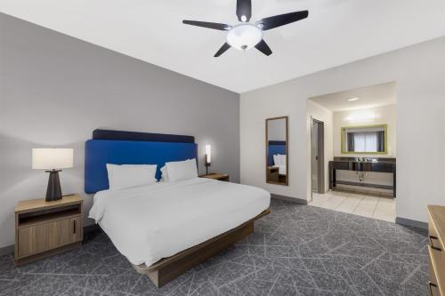 a bedroom with a bed and a ceiling fan at Hampton Inn Birmingham/Leeds in Leeds