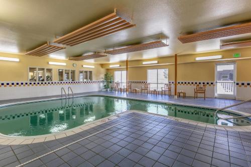 a swimming pool in a large room with a pool at Comfort Inn Fort Collins North in Fort Collins