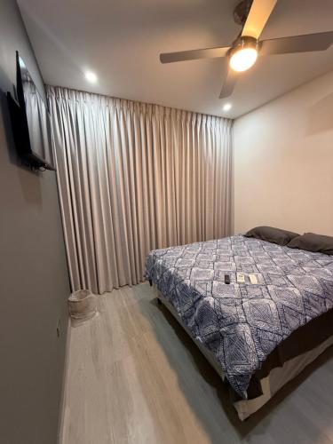 a bedroom with a bed and a ceiling fan at Edificio Z7 in San Pedro Sula