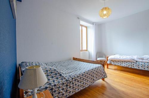 a room with two beds and a lamp in it at Les pinsons in Parques