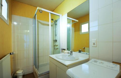 a bathroom with a sink and a shower at Les pinsons in Parques