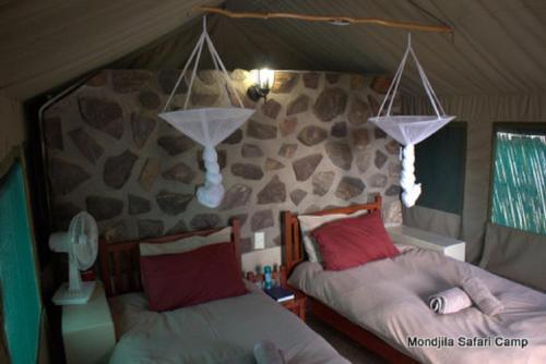 Ένα ή περισσότερα κρεβάτια σε δωμάτιο στο Mondjila Safari Camp