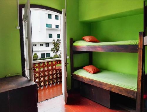 En eller flere senge i et værelse på Planet Punta del Este Hostel