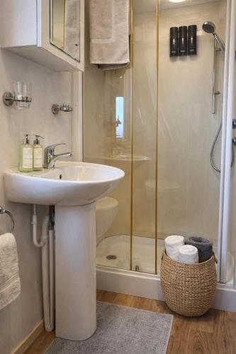 ein Badezimmer mit Waschbecken und Dusche in der Unterkunft Eastington in Lapford