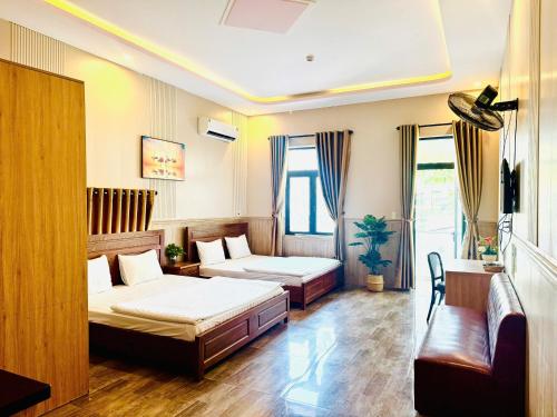 a hotel room with two beds and a couch at Thảo Vân 3 Hotel in Danang