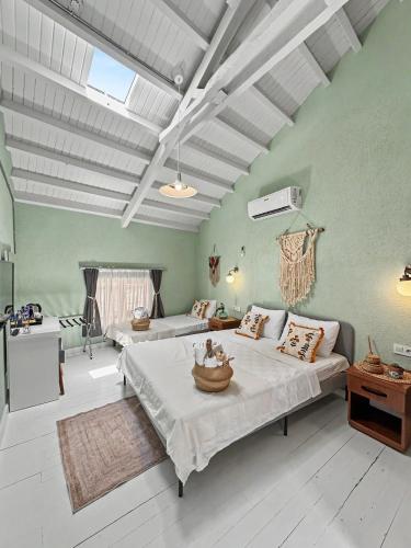 a bedroom with two beds in a room at Hanole Macaron Guest House in Ayvalık