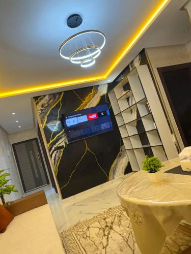 a room with a ceiling with a wall with a painting at Apartamento Muy Lempio Organizado y Tranquilo in Nador