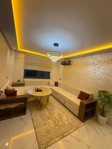 a living room with a couch and a table at Apartamento Muy Lempio Organizado y Tranquilo in Nador