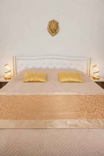 a white bed with two yellow pillows on it at Maison cosy proche plage in Elne