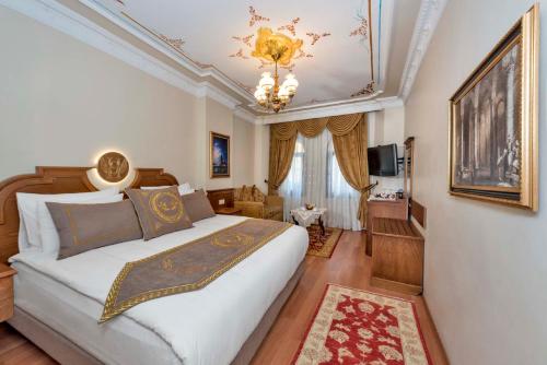 เตียงในห้องที่ Seven Hills Boutique Hotel