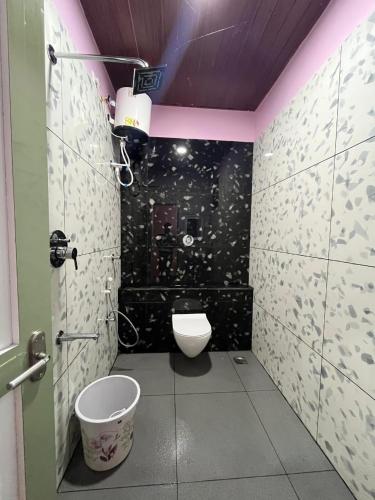 a bathroom with a toilet in a room at Mountain Peak Resort in Hassan