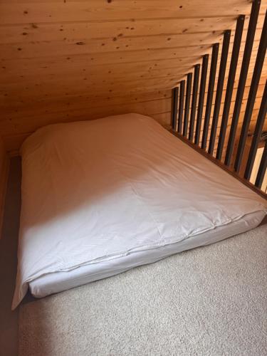 ein Bett in einem hölzernen Bettgestell in einem Zimmer in der Unterkunft Local Forest in Vilnius