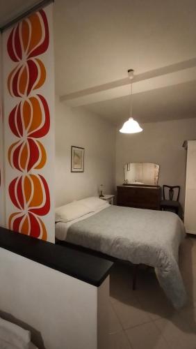 a bedroom with a bed and a painting on the wall at Casa Elsa in Corniglia