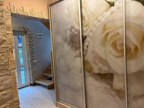 a glass shower with a painting of a rose at Trostjn house in Slavske