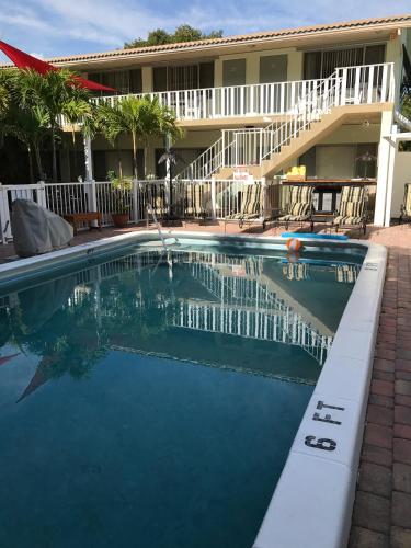 Kolam renang di atau dekat dengan The Big Coconut Guesthouse - Gay Men's Resort
