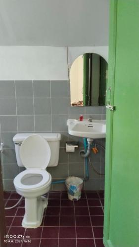 a bathroom with a toilet and a sink at Ban Chomdoi บ้านชมดอย in Ban Dong
