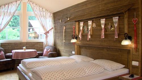 Кровать или кровати в номере Landgasthof Hotel Zum Hirschenstein, Pension Garni