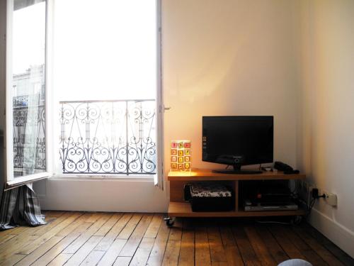 TV a/nebo společenská místnost v ubytování 2 Pièces avec Balcon Plein Sud