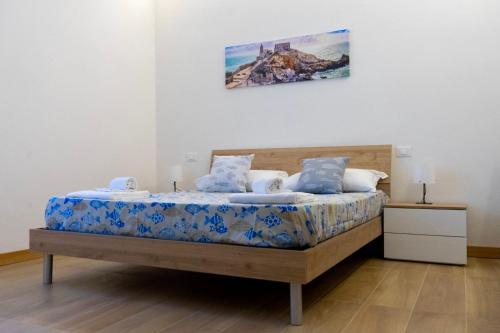 a bedroom with a bed with a painting on the wall at CadiSmart in La Spezia