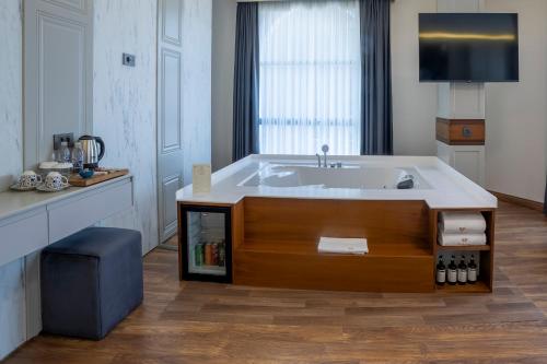 โทรทัศน์และ/หรือระบบความบันเทิงของ Seven Hills Boutique Hotel