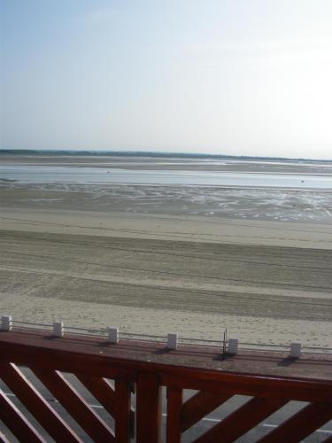 a view of a beach with the ocean in the background at Aux Trois Jean in Le Crotoy
