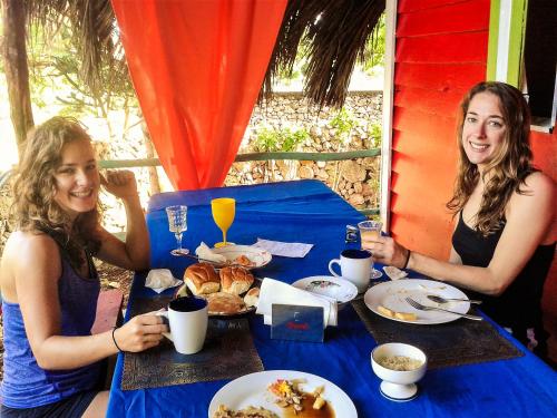 dos mujeres sentadas en una mesa con comida en La Rancheta en Las Galeras