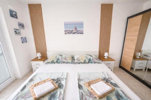 เตียงในห้องที่ Belisima Sea View Apartment Rab