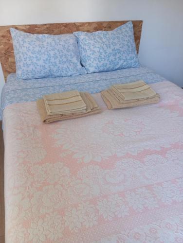 a bed with two wooden trays on top of it at Refúgio da Estrela Covilhã in Covilhã