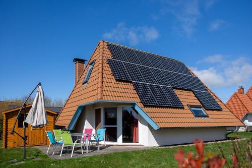 a house with solar panels on its roof at Ferienhaus Klapötke in Dorum