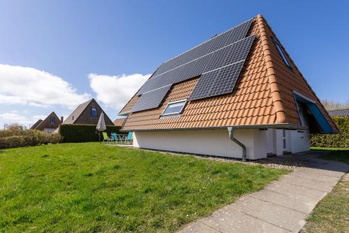 a house with solar panels on its roof at Ferienhaus Klapötke in Dorum