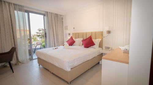 a hotel room with a large bed and a desk at Marsa Diba Hotel in Ḑubā