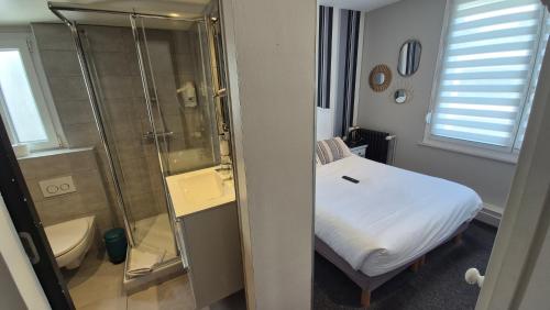 a small bathroom with a bed and a shower at Be Cottage Hotel in Le Touquet-Paris-Plage
