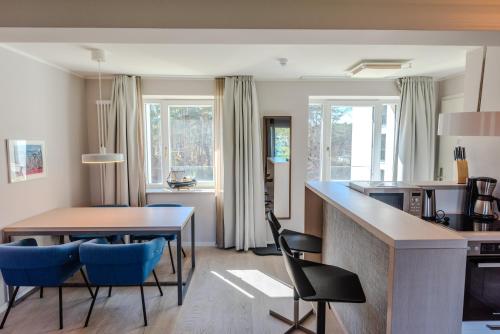 a kitchen and dining room with a table and chairs at Lachmöwe B1-311 mit Meerblick und Balkon in Binz